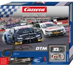 CARRERA DIGITAL 132 - DTM Speed Memories Autorennbahn Mit BMW M4 DTM „B. Spengler, No.7" Und Mercedes AMG C 63 DTM „P. Wehrlein, No. 94"